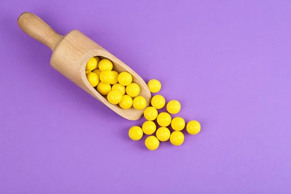 Deliciosas gomas de mascar limão e colher no fundo roxo, fla — Fotografia de Stock
