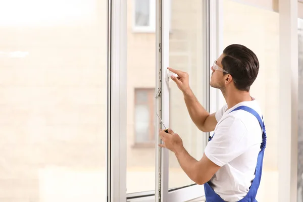 Bauarbeiter Repariert Kunststofffenster Mit Schraubenzieher — Stockfoto