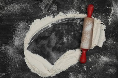 Un ve merdane siyah masa, üst manzara. Metin için boşluk