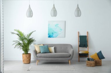 Oturma odasındaki kanepede farklı yumuşak yastıklar.