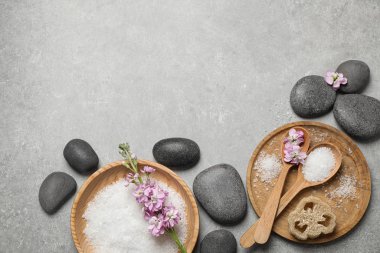 Gri mermer üzerinde deniz tuzu ve spa taşlarıyla düz bir bileşim vardı.