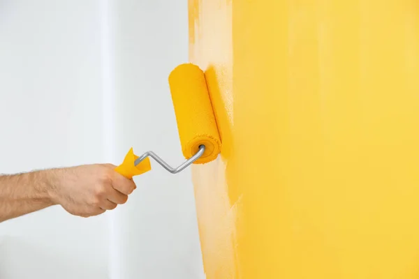 Mężczyzna Malujący Białą Ścianę Żółtym Farbą Zbliżenie Remont Wnętrz — Zdjęcie stockowe