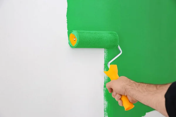 Mężczyzna Malujący Białą Ścianę Zielonym Farbą Zbliżenie Remont Wnętrz — Zdjęcie stockowe