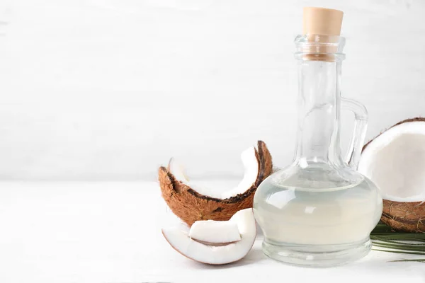 Aceite Coco Sobre Mesa Madera Blanca Espacio Para Texto — Foto de Stock