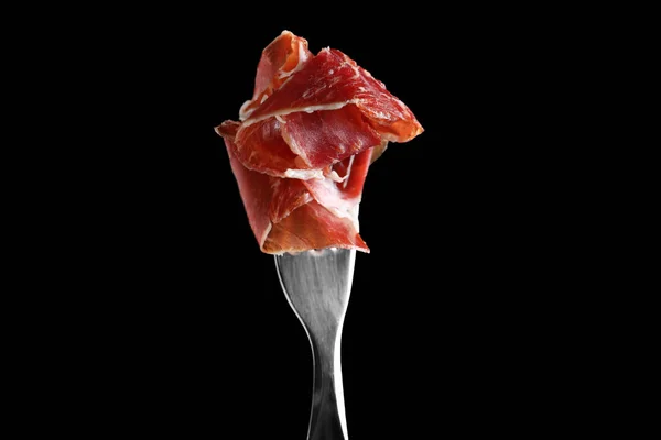 Sabroso Prosciutto Sobre Tenedor Sobre Fondo Negro — Foto de Stock