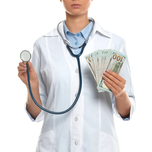 Dokter met steekpenningen en stethoscoop op witte achtergrond, close-up. — Stockfoto
