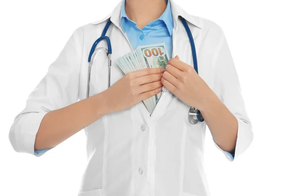 Dokter steekpenningen in zak op witte achtergrond, close-up. C — Stockfoto