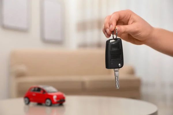 Hombre Sosteniendo Llave Cerca Mesa Con Modelo Automóvil Miniatura Interior — Foto de Stock