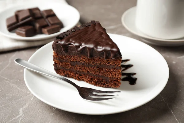 Νόστιμο Κέικ Σοκολάτας Σερβίρεται Γκρι Τραπέζι — Φωτογραφία Αρχείου