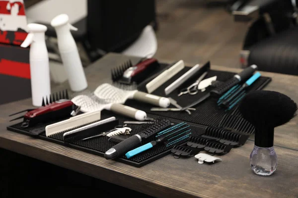 Herramientas de peluquería en la mesa en la peluquería — Foto de Stock