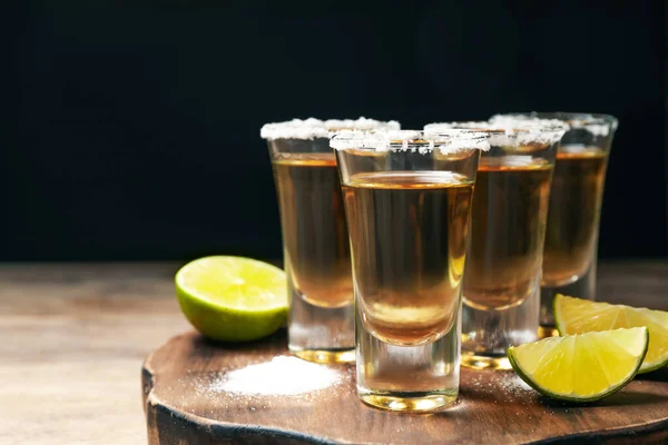 Mexikanska Tequila Shots Lime Och Salt Träbord — Stockfoto