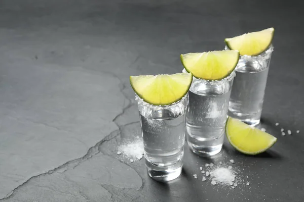 Tequila Mexicana Fatias Limão Sal Mesa Preta Espaço Para Texto — Fotografia de Stock