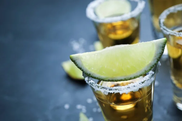 Mexikanska Tequila Skott Med Salt Och Lime Skivor Grått Bord — Stockfoto