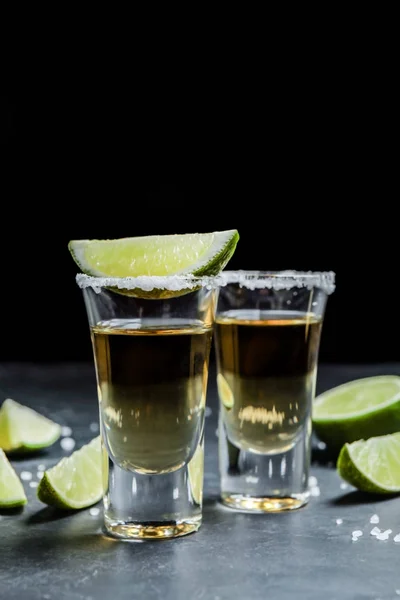 Tequila Mexicana Com Fatias Sal Limão Mesa Cinza — Fotografia de Stock
