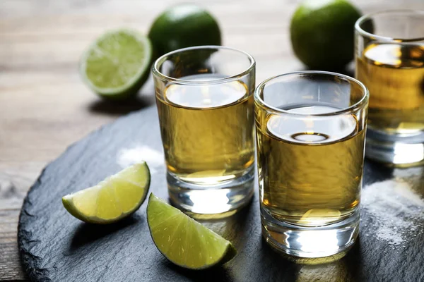 Tequila Mexicana Tiros Fatias Limão Sal Mesa Madeira — Fotografia de Stock