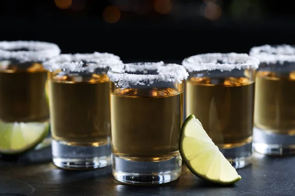 Mexikanska Tequila Shots Lime Skivor Och Salt Bardisken — Stockfoto