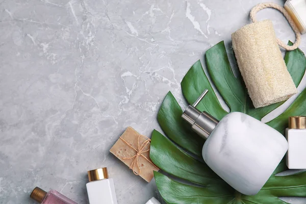 Composizione Flat Lay Con Dispenser Sapone Fondo Marmo Grigio Spazio — Foto Stock