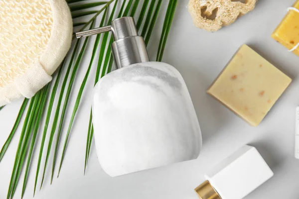 Composizione Flat Lay Con Dispenser Sapone Marmo Fondo Bianco — Foto Stock