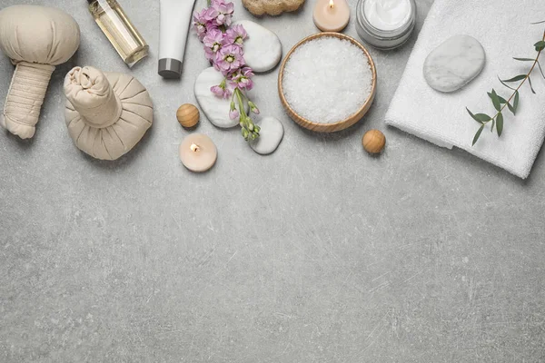 Platte lay compositie met cosmetica op grijze marmeren tafel, ruimte — Stockfoto