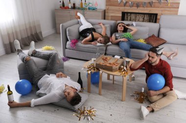 Sarhoş arkadaşlar partiden sonra dağınık odada uyuyor