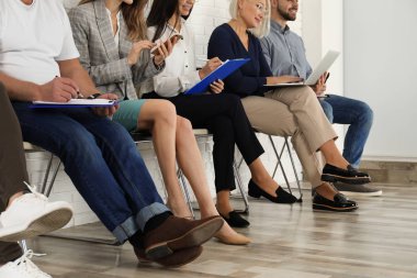 Ofiste iş görüşmesi bekleyen insanlar, yakın çekim.