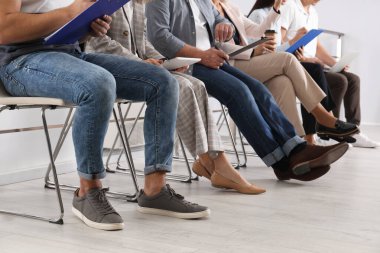 Ofiste iş görüşmesi bekleyen insanlar, yakın çekim.