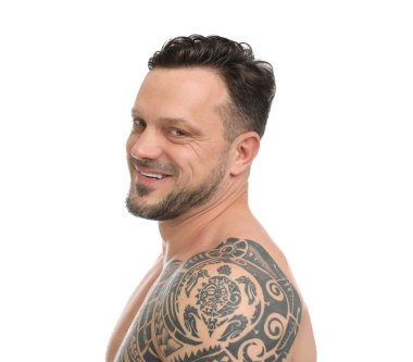 Beyaz arka planda üstsüz bir adamın portresi.