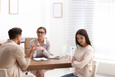 Ofiste bir çiftle çalışan profesyonel psikolog.