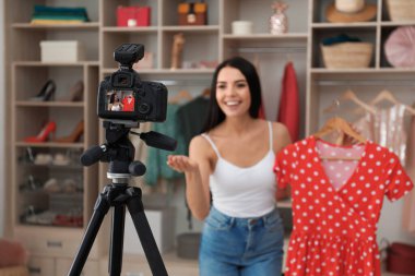 Moda blogcusu odaya yeni video kaydediyor, kameraya odaklan