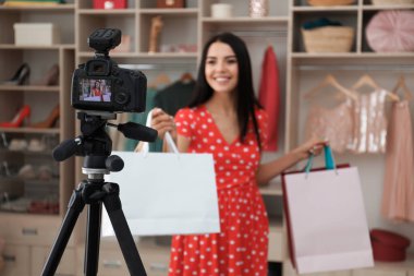 Moda blogcusu odada yeni video kaydediyor