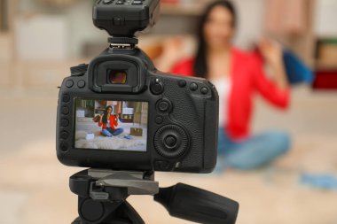Moda blogcusu odaya yeni video kaydediyor, kameraya odaklan