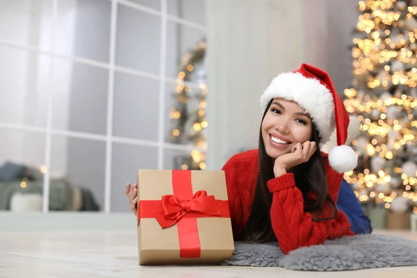 Gelukkig Jong Vrouw Santa Hoed Met Kerstcadeau Thuis — Stockfoto