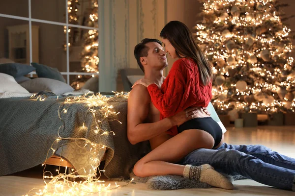 Pareja Joven Apasionada Disfrutando Uno Del Otro Habitación Decorada Para — Foto de Stock