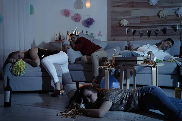 Пьяные Друзья Спят Грязной Комнате После Вечеринки — стоковое фото