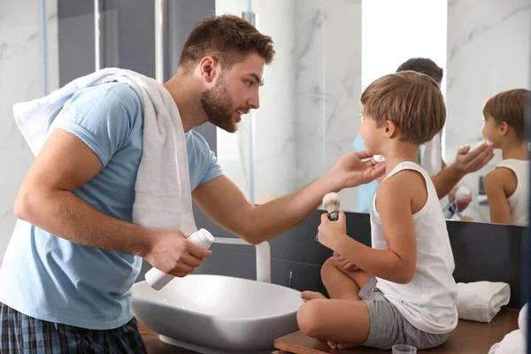 Papa Toepassing Scheerschuim Zoon Gezicht Badkamer — Stockfoto