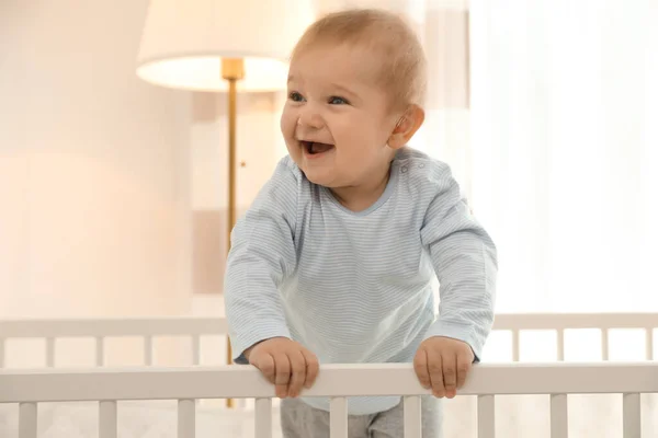 Mignon Petit Bébé Dans Crèche Maison — Photo