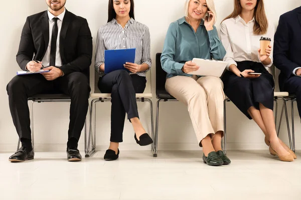 Personas que esperan una entrevista de trabajo en la oficina —  Fotos de Stock