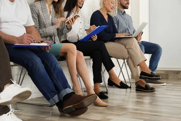 Personas que esperan una entrevista de trabajo en la oficina, primer plano — Foto de Stock