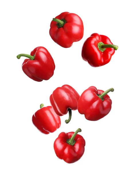 Set Vliegende Rode Paprika Witte Achtergrond — Stockfoto