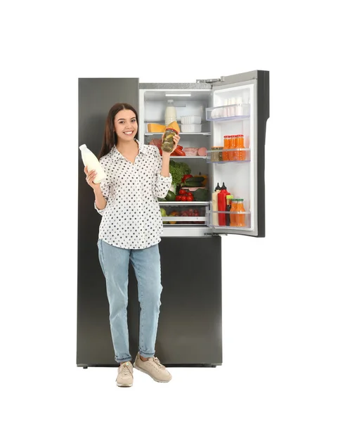 Mulher Nova Com Leite Escabeches Perto Refrigerador Aberto Fundo Branco — Fotografia de Stock