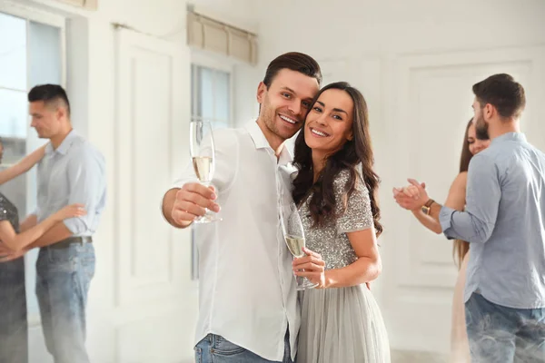Preciosa pareja joven con copas de champán en la fiesta de baile — Foto de Stock