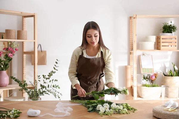 Floristería haciendo hermoso ramo en la mesa en el taller — Foto de Stock