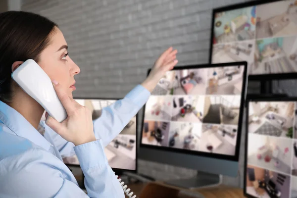 Mujer Guardia Seguridad Hablando Por Teléfono Cerca Monitores Lugar Trabajo — Foto de Stock