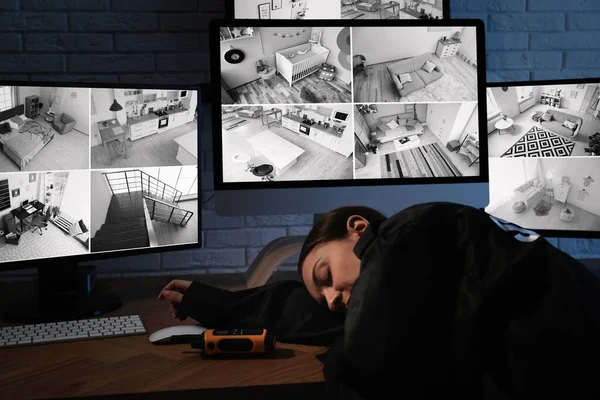 Guarda Segurança Feminina Dormindo Perto Monitores Local Trabalho — Fotografia de Stock