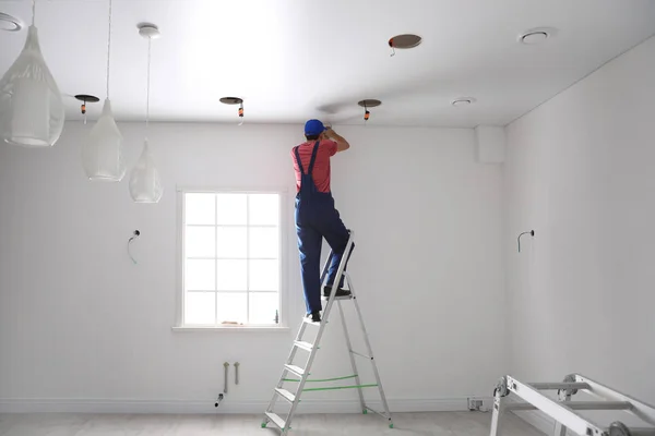 Arbeiter Installiert Spanndecke Leerem Raum — Stockfoto