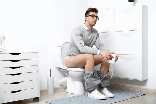 Homem Com Rolo Papel Sentado Vaso Sanitário Banheiro — Fotografia de Stock