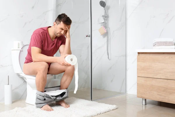 Homem Com Rolo Papel Sofrendo Dor Estômago Vaso Sanitário Banheiro — Fotografia de Stock