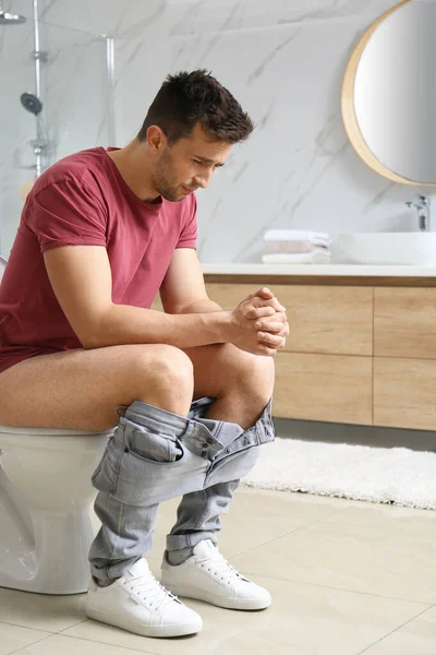 Uomo Che Soffre Mal Stomaco Sulla Tazza Del Water Bagno — Foto Stock