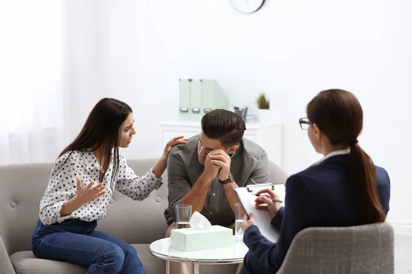 Psicólogo Profissional Trabalhando Com Casal Escritório — Fotografia de Stock