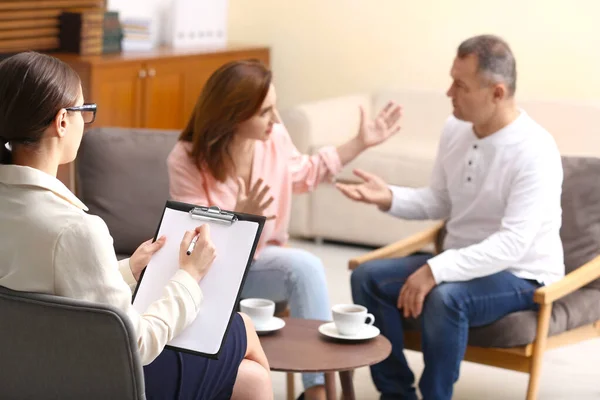 Psicoterapeuta trabajando con pareja en la oficina. Asesoría familiar — Foto de Stock